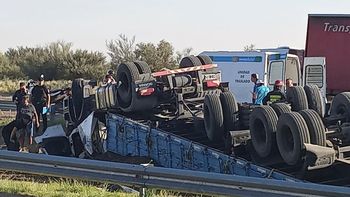 Una persona murió al volcar un camión en la Ruta 7, a la altura de Santa Rosa