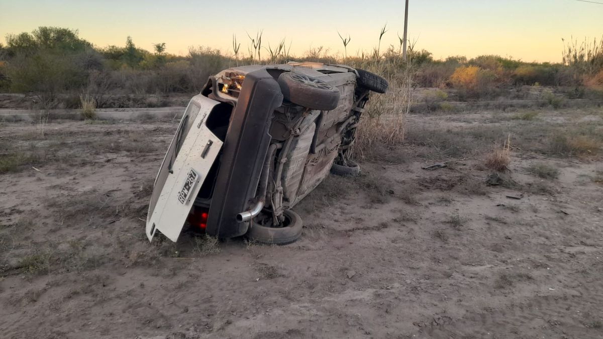 El conductor de este Fiat Uno perdió la vida este sábado tras sufrir un accidente en Santa Rosa.