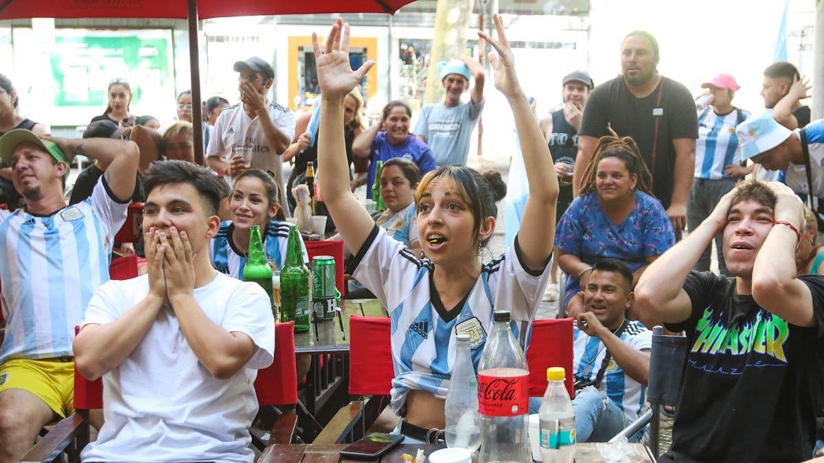 Al borde del delirio: los hinchas mendocinos se agarran la cabeza durante una de las instancias del infartante partido.