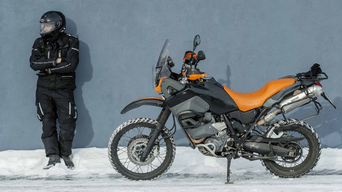 El truco de los motociclistas para no tener los pies fríos.