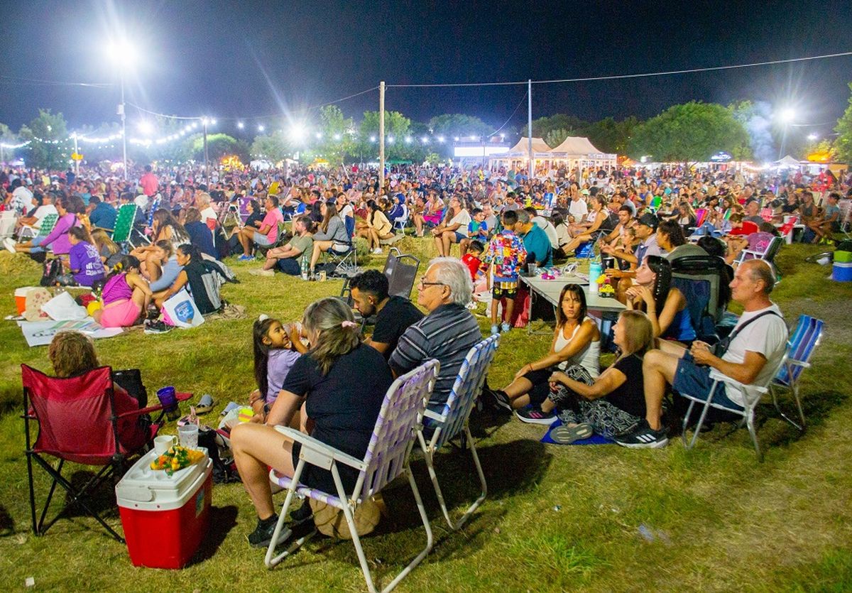 Un año más convocó a vecinos y turistas que disfrutaron de cuatro atardeceres y noches con una selección de variados estilos musicales. Un año más convocó a vecinos y turistas que disfrutaron de cuatro atardeceres y noches con una selección de variados estilos musicales.