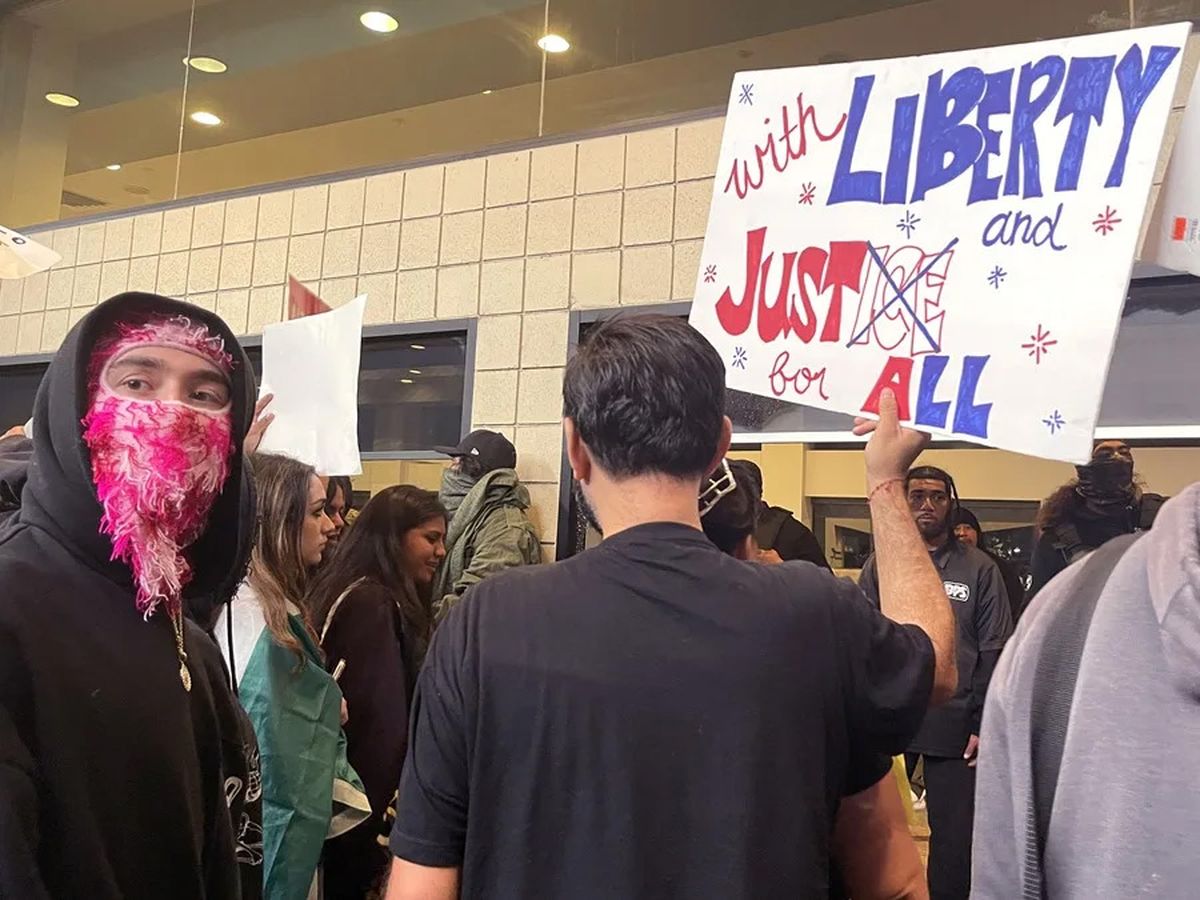 Un grupo de manifestantes frente a un hotel en el que se encuentran agentes del Servicio de Control de Inmigración y Aduanas (ICE) en Whittier, California, Estados Unidos. Crédito: EFE/Ana Milena Varón. Un grupo de manifestantes frente a un hotel en el que se encuentran agentes del Servicio de Control de Inmigración y Aduanas (ICE) en Whittier, California, Estados Unidos. Crédito: EFE/Ana Milena Varón.