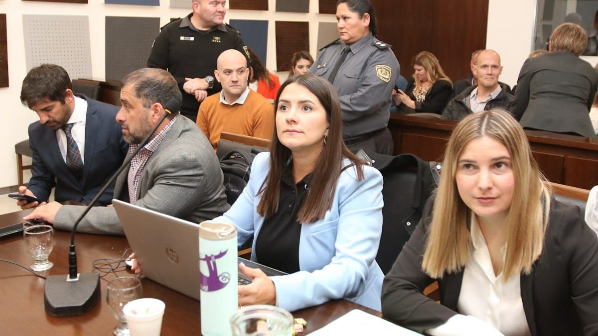 Detrás de los abogados, el policía imputado por el travesticidio de Melody Barrera.