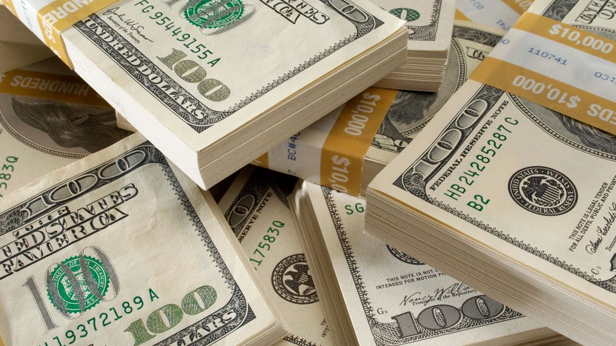 El dólar baja mientras se esperan nuevos anuncios.