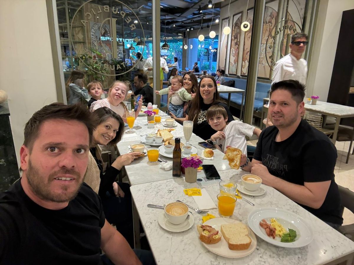 Los festejos del Día de la Madre Gisela Campos los arrancó el sábado a la tarde con una salida junto a su mamá, sus hermanos, su cuñada, su hija y sus adorados sobrinos. Los festejos del Día de la Madre Gisela Campos los arrancó el sábado a la tarde con una salida junto a su mamá, sus hermanos, su cuñada, su hija y sus adorados sobrinos.