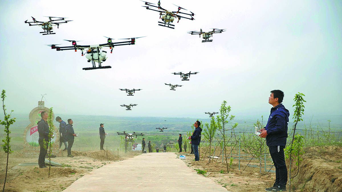 Los drones DJI se utilizan para rociar pesticidas en un huerto de manzanas en el condado de Jixian