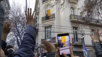 Embargaron el departamento donde vive Cristina Kirchner entre otras propiedades