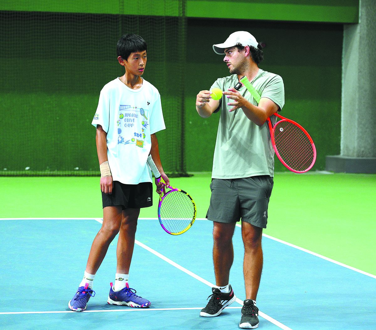 Fabricio (derecha) proporciona entrenamiento personalizado a un estudiante.