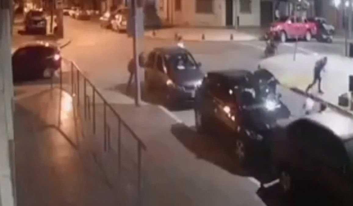 El policía asesinado habría tenido una discusión con el sujeto que lo mató de un balazo. El hombre fue detenido este lunes
