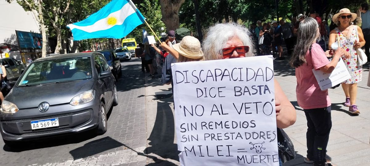 En la plaza San Martín volvieron a marchar los jubilados. Foto gentileza Miguel Cicconi. En la plaza San Martín volvieron a marchar los jubilados. Foto gentileza Miguel Cicconi.