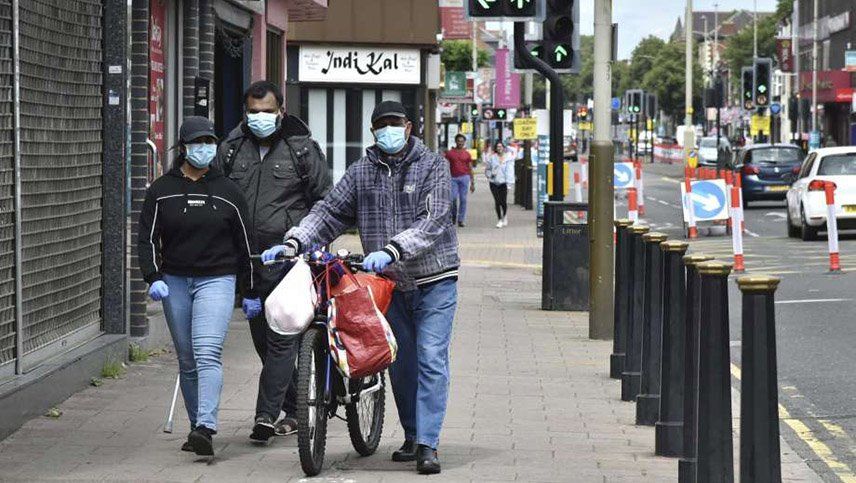 Coronavirus: dispusieron el uso obligatorio de tapabocas en los comercios ingleses