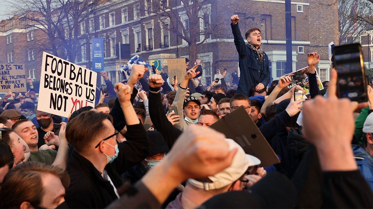 Hinchas protestaron en contra de la creación de la Superliga europea.