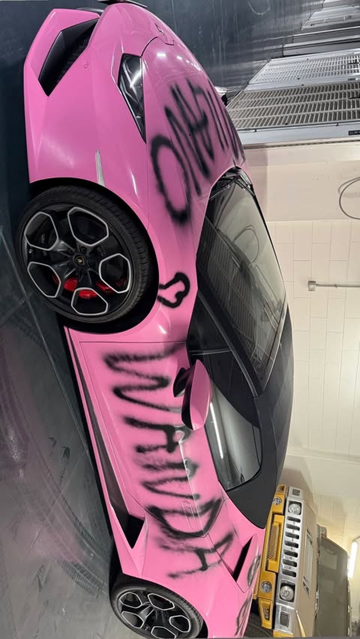 Mauro Icardi donó sus carteras y Wanda Nara le pintó la Lamborghini: las fotos. Mauro Icardi donó sus carteras y Wanda Nara le pintó la Lamborghini: las fotos.