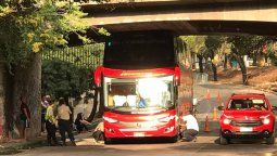 Un micro de dos pisos quedó atascado en un puente de Ciudad