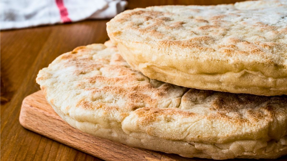 El bazlama se prepara con pocos ingredientes, entre los que se incluye el yogur, que le da una textura esponjosa. El bazlama se prepara con pocos ingredientes, entre los que se incluye el yogur, que le da una textura esponjosa.