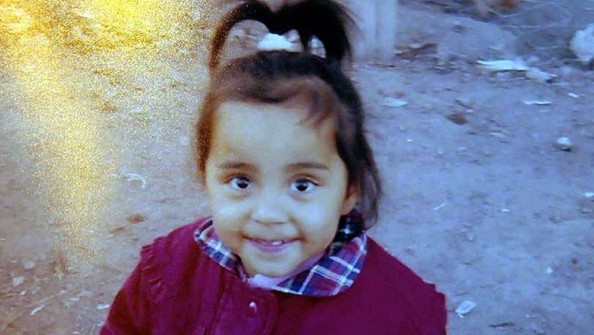 Condena a los funcionarios que dejaron abandonada a una niña que fue asesinada por sus padres