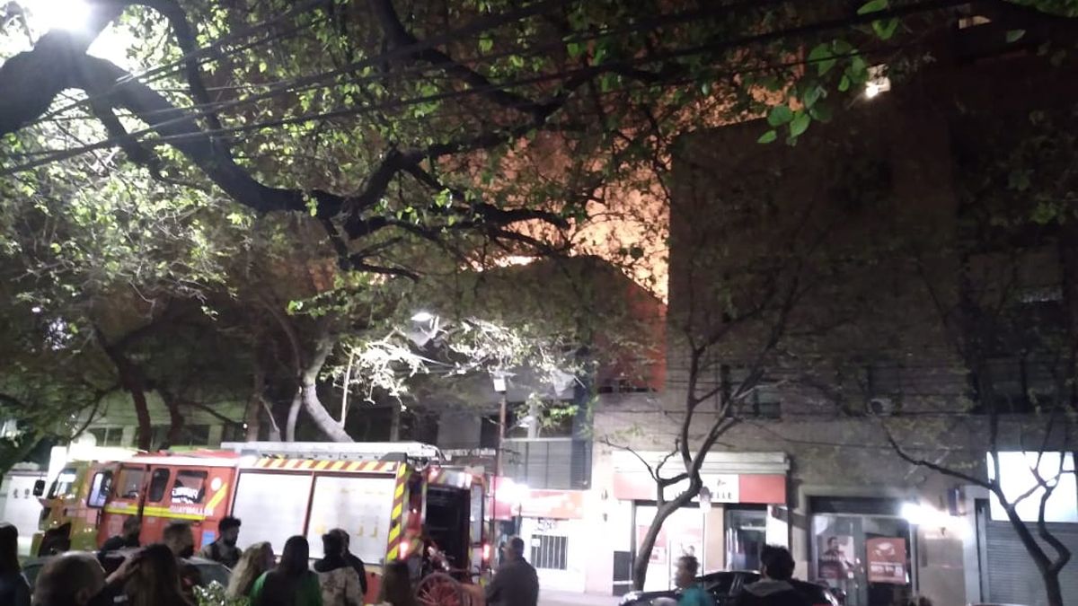 Bomberos buscan apagar un incendio en calle Colón