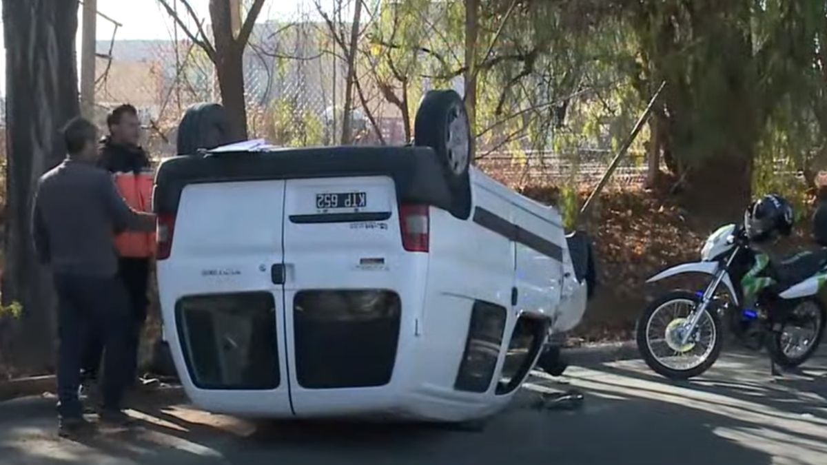Esta Peugeot Partner volcó en calle Alsina de Godoy Cruz y al arrancar un poste de luz, dejó sin energía aléctrica a varios barrios.