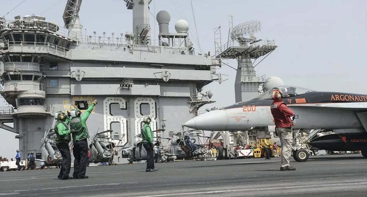 Marina de Estados Unidos que muestra un avión F/A-18E, asignado al escuadrón de ataque VFA, en la cubierta del portaavión USS Nimitz (CVN 68) (Archivo). Crédito: EFE/Mc3 Nathan R. Mcdonald. Marina de Estados Unidos que muestra un avión F/A-18E, asignado al escuadrón de ataque VFA, en la cubierta del portaavión USS Nimitz (CVN 68) (Archivo). Crédito: EFE/Mc3 Nathan R. Mcdonald.