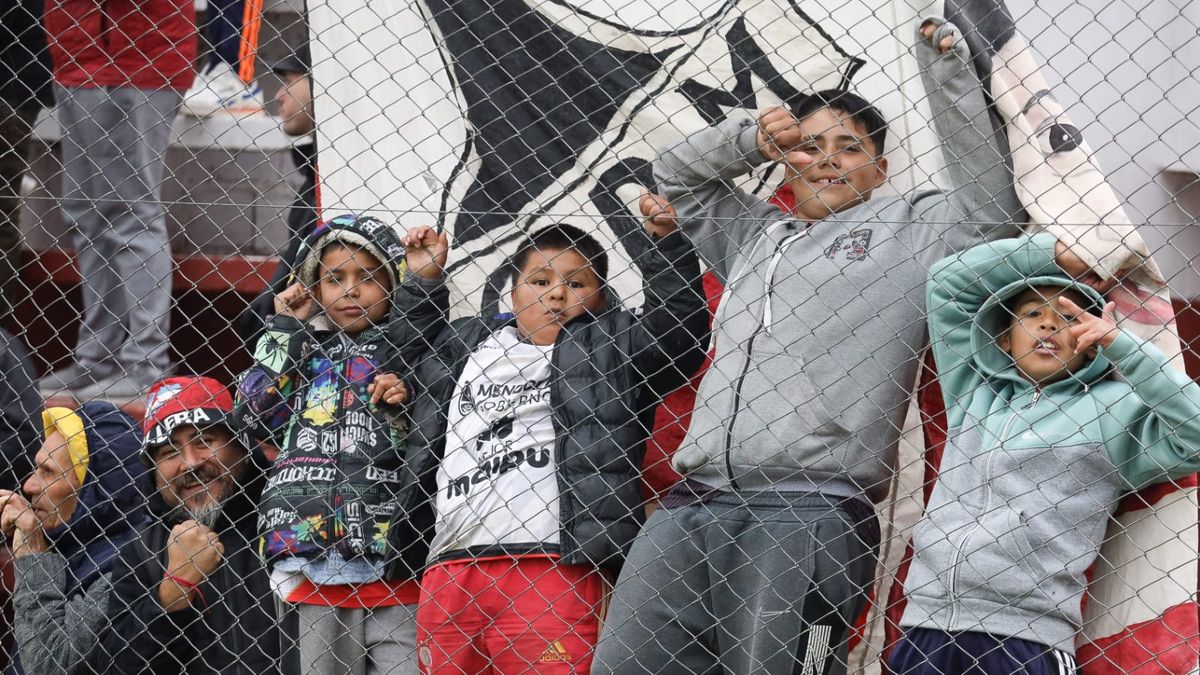 Pese a la tarde fría en Mendoza, el hincha del Deportivo Maipú se acercó a acompañar al equipo de Sara. Pese a la tarde fría en Mendoza, el hincha del Deportivo Maipú se acercó a acompañar al equipo de Sara.