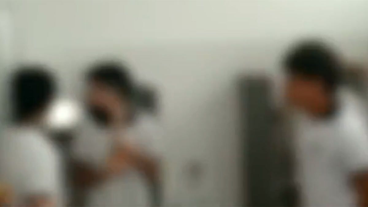 Los alumnos armaron un "club de la pelea" en el baño del colegio. 