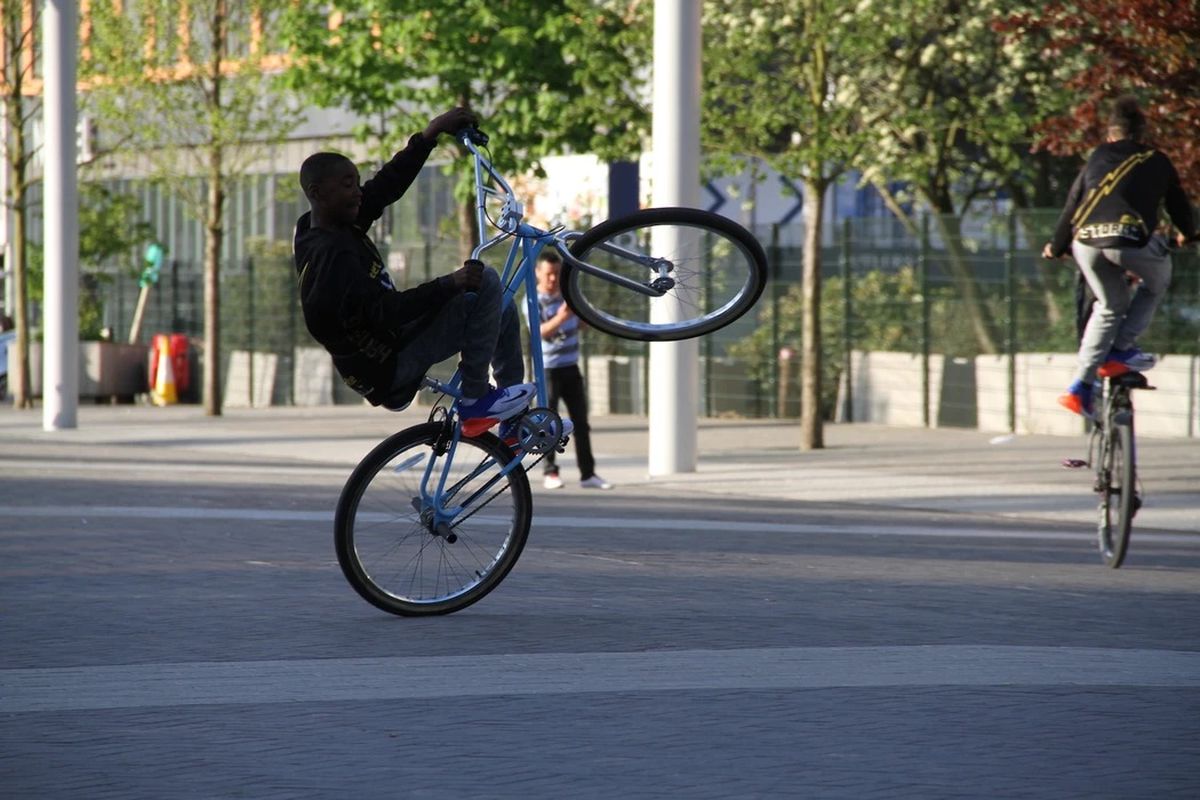 Los ciclistas adolescentes que practican willy en grupo son cada vez más numerosos. Y de cuidado.