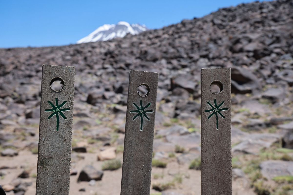 Como hace siglos lo hicieron otros pueblos, los caminantes actuales pueden atravesar caminos de la montaña mendocina. Como hace siglos lo hicieron otros pueblos, los caminantes actuales pueden atravesar caminos de la montaña mendocina.