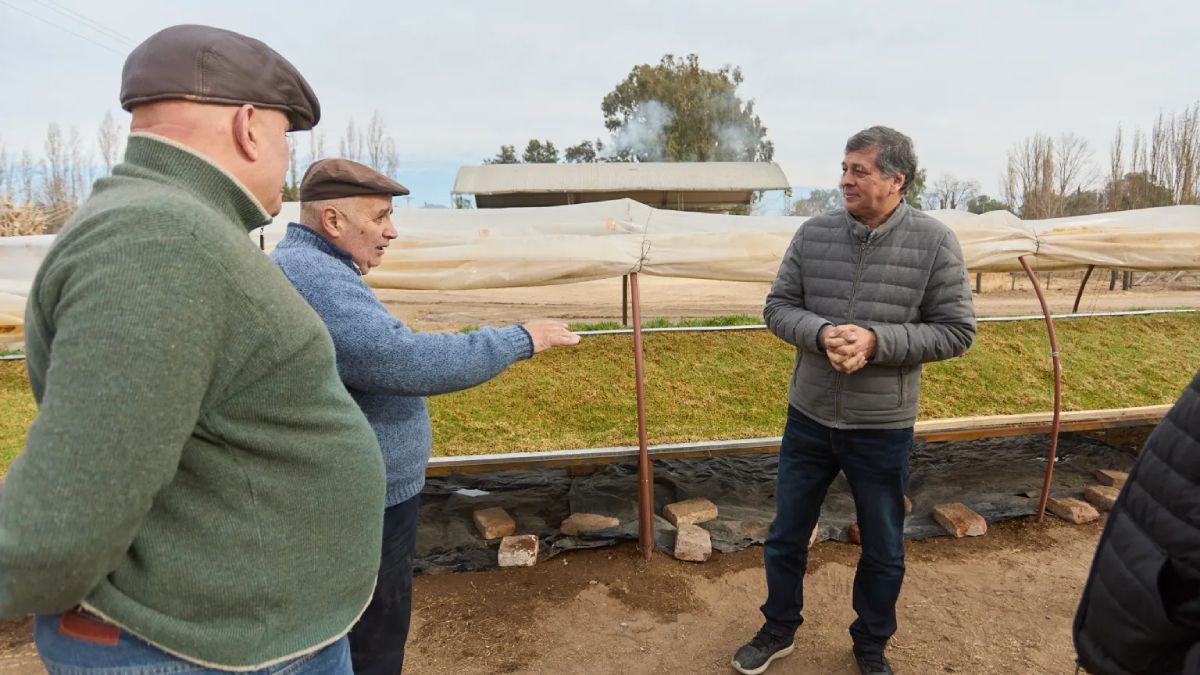 El intendente Daniel Orozco dialogó con los responsables del tambo Guercio, de El Borbollón. El intendente Daniel Orozco dialogó con los responsables del tambo Guercio, de El Borbollón.