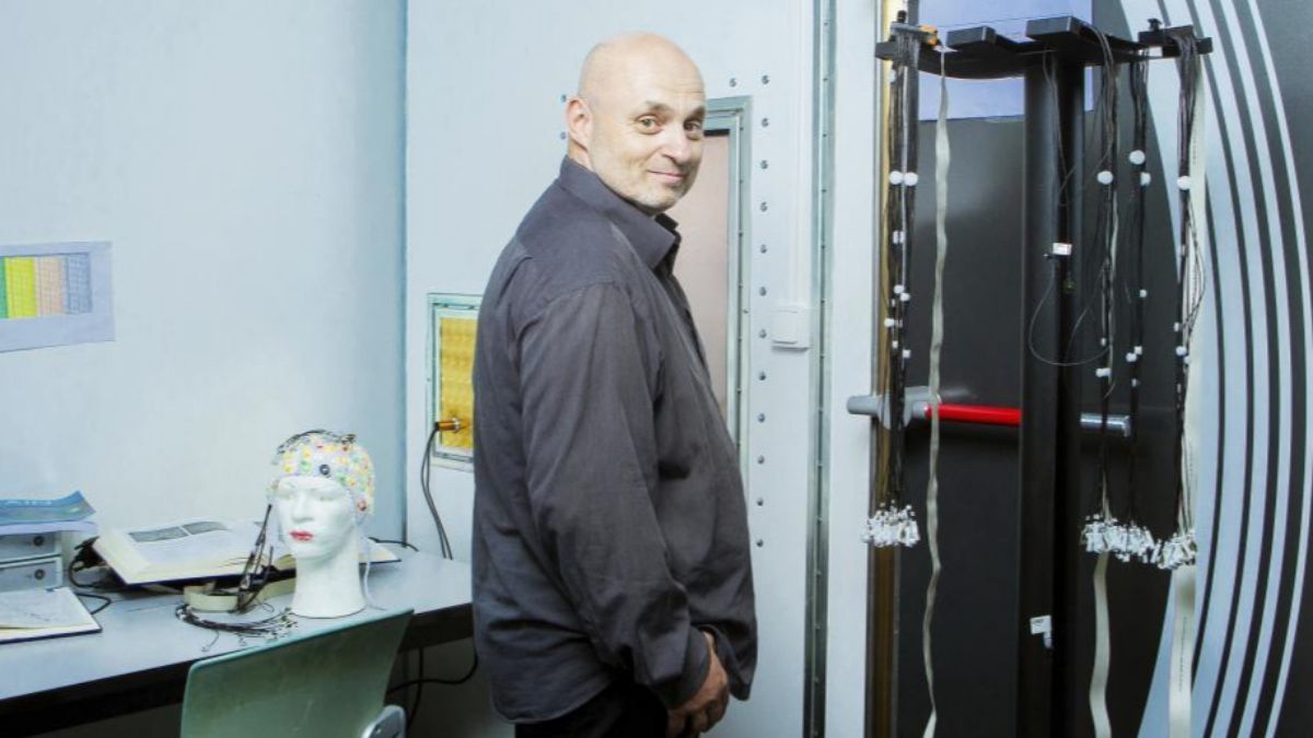 Michel Desmurget, el neurocientífico francés que escribió el libre que es superventas y en el que advierte que los dispositivos digitales están afectando negativamente el desarrollo neuronal de los niños y jóvenes