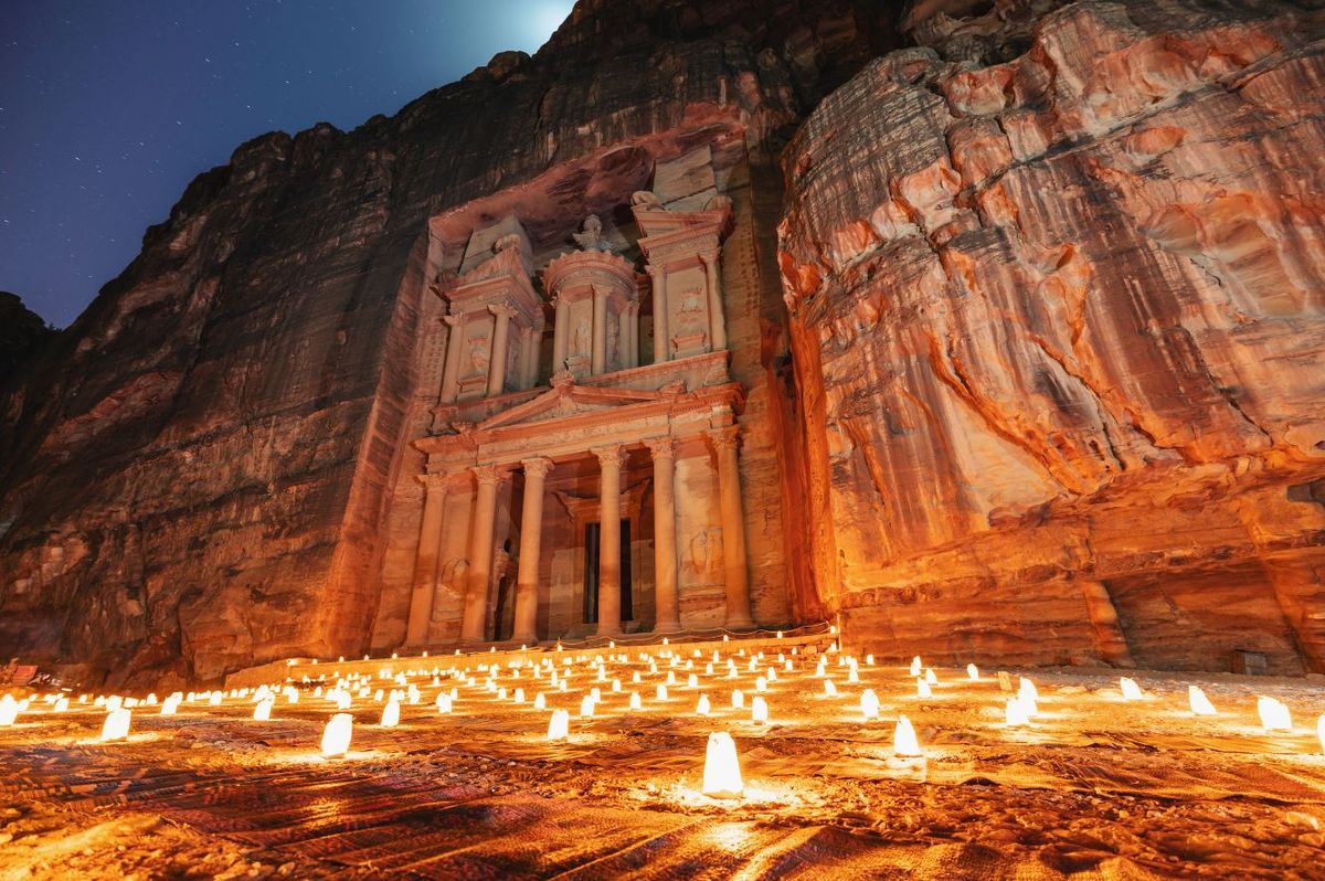 Petra fue la ciudad donde se halló la tumba llena de huesos humanos.