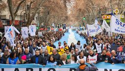 En el último paro docente convocado por el SUTE, los educadores se movilizaron por las calles de la Ciudad de Mendoza.