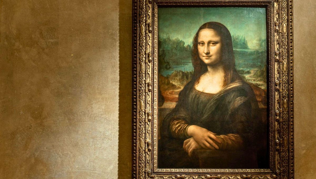 En el cuadro original no hay un árbol al fondo, Mona Lisa no lleva colgante y además la imagen está enfocada al revés. En el cuadro original no hay un árbol al fondo, Mona Lisa no lleva colgante y además la imagen está enfocada al revés.