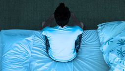 Los especialistas advierten el consumo digital nocturno no solo retrasa el descanso, sino que también aumenta el riesgo de alterar los ritmos circadianos.