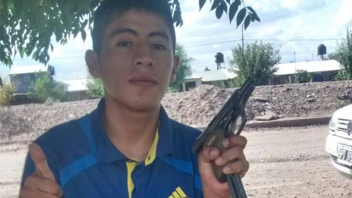 El Champol y una de sus fotos de menor de edad donde se mostraba armado.