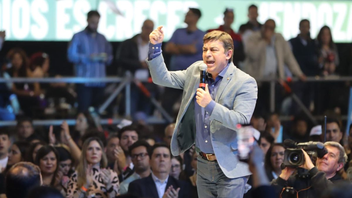Omar De Marchi en el acto de cierre de campaña de La Unión Mendocina.