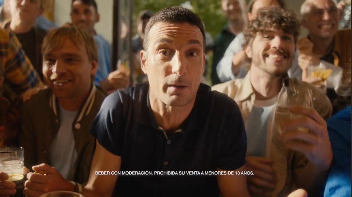 Conoció al DT de la selección de fútbol argentina, Lionel Scaloni, en una publicidad de una bebida alcohólica. Conoció al DT de la selección de fútbol argentina, Lionel Scaloni, en una publicidad de una bebida alcohólica.