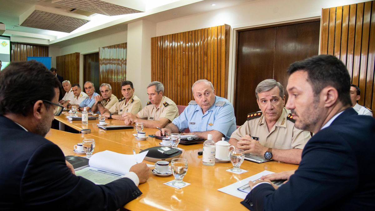 Luis Petri con la cúpula de las fuerzas armadas. Luis Petri con la cúpula de las fuerzas armadas.