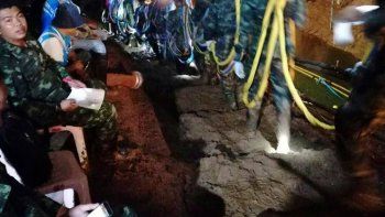 Hallaron vivos en una cueva a chicos futbolistas