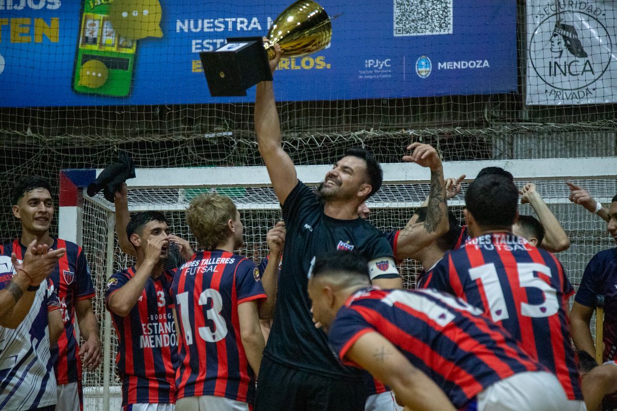 Fede P&eacute;rez, s&iacute;mbolo de Andes Talleres, en pleno festejo del t&iacute;tulo Anual de FEFUSA.