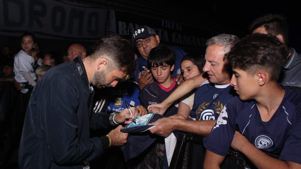 Diego Tonetto les firma autógrafos a los hinchas leprosos. Diego Tonetto les firma autógrafos a los hinchas leprosos.