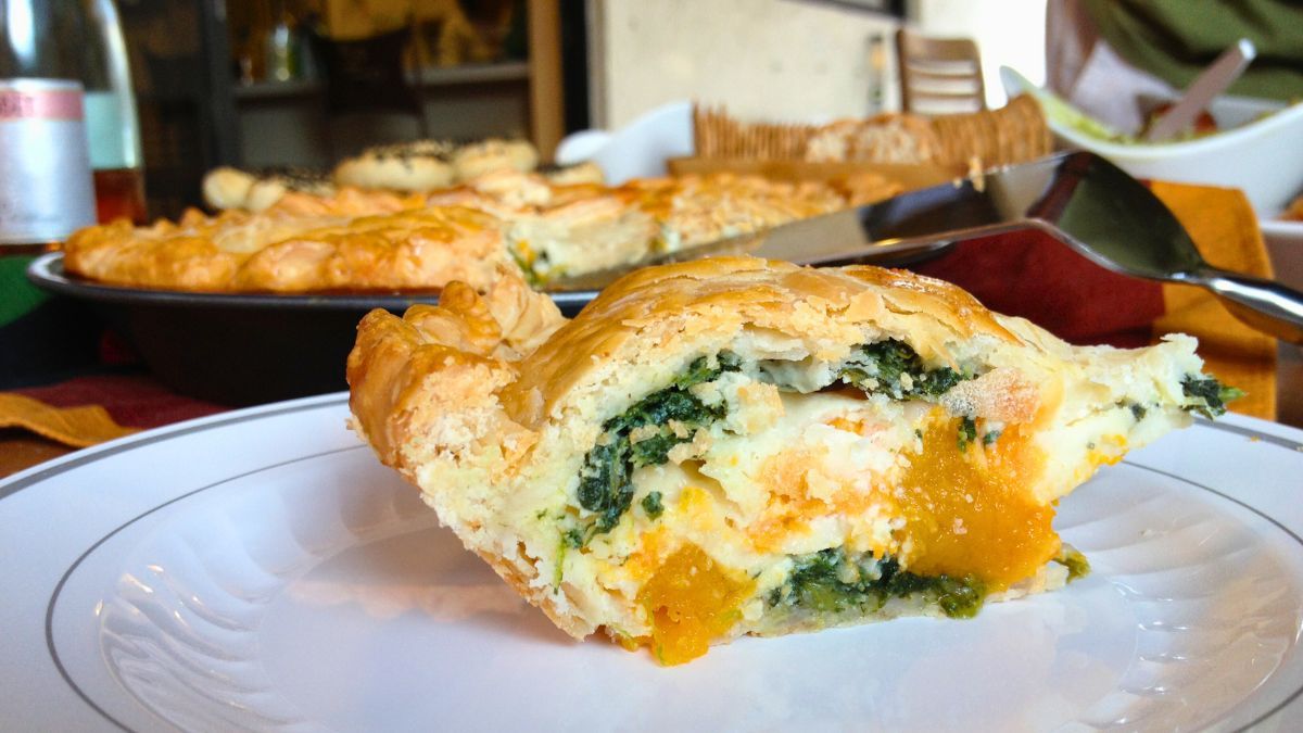 La torta pascualina es, en realidad, una tarta salada de espinacas con huevo en el centro. Es ideal para incluir en la dieta. La torta pascualina es, en realidad, una tarta salada de espinacas con huevo en el centro. Es ideal para incluir en la dieta.