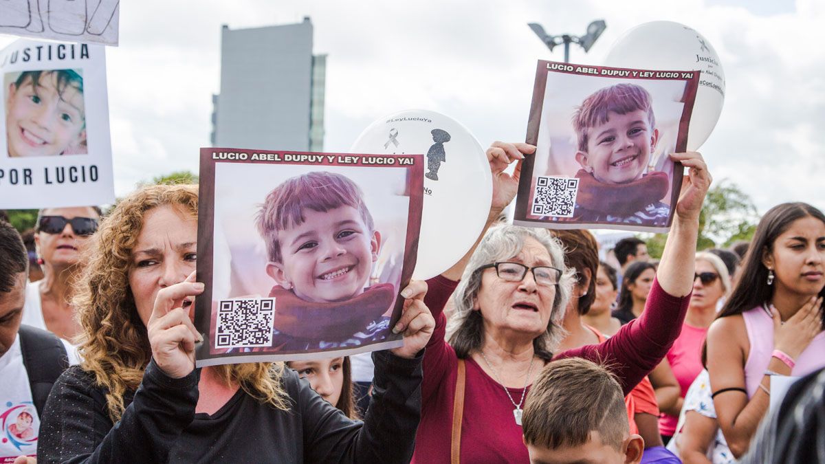 Desde muy temprano, frente a los Tribunales de La Pampa, se generaron protestas exigiendo justicia por el crimen de Lucio