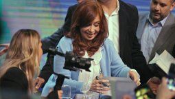 Cristina criticó a Macri por su discurso político rodeado de chiquitos y en un colegio