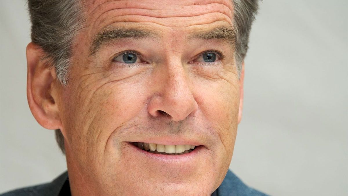 El actor Pierce Brosnan interpreta a Robinson Crusoe en la película de Netflix.