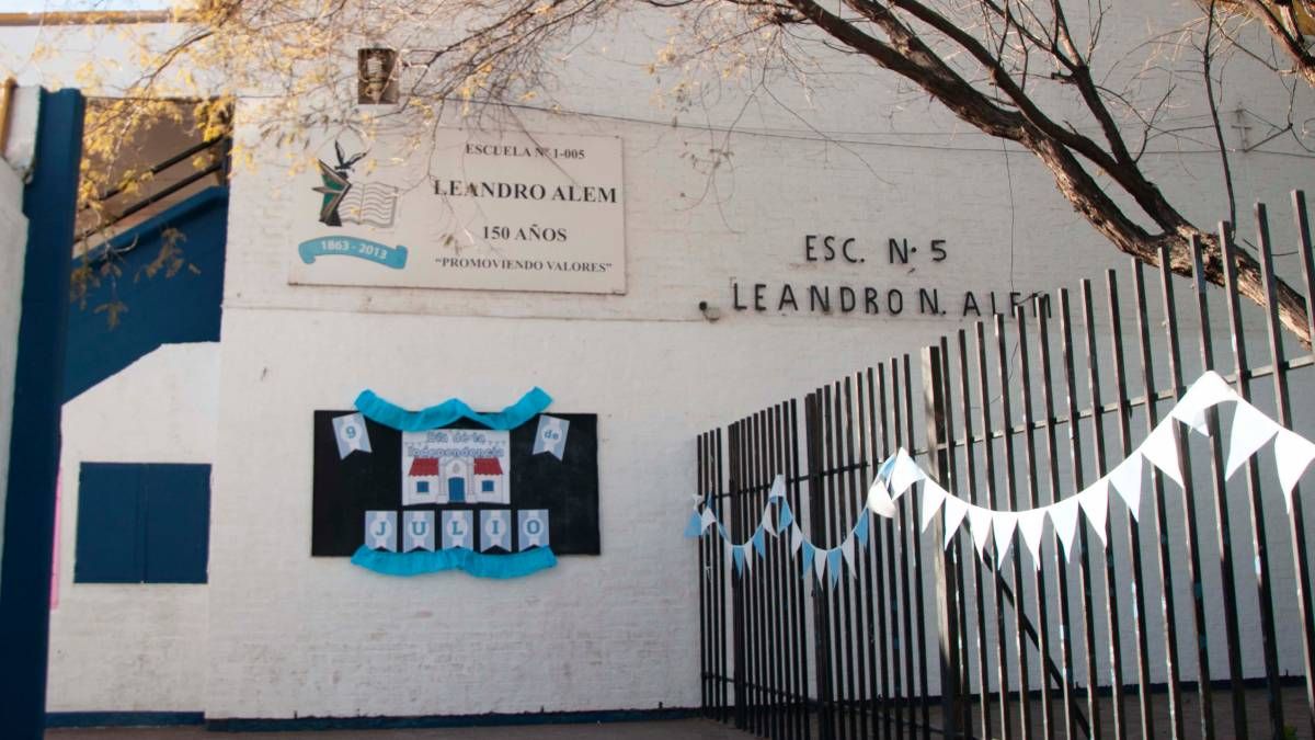 En Guaymallén, Infraestructura Escolar continúa con la renovación del techo en la escuela Leandro Alem. En Guaymallén, Infraestructura Escolar continúa con la renovación del techo en la escuela Leandro Alem.