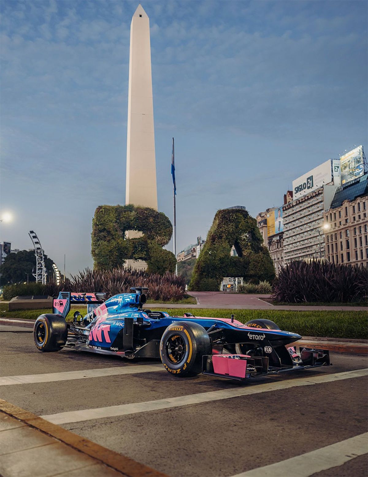 Franco Colapinto acelerará por las calles de la Ciudad de Buenos Aires en un Lotus V8 de la escudería Alpine, y también en un Mercedes Benz que usó Fangio.
