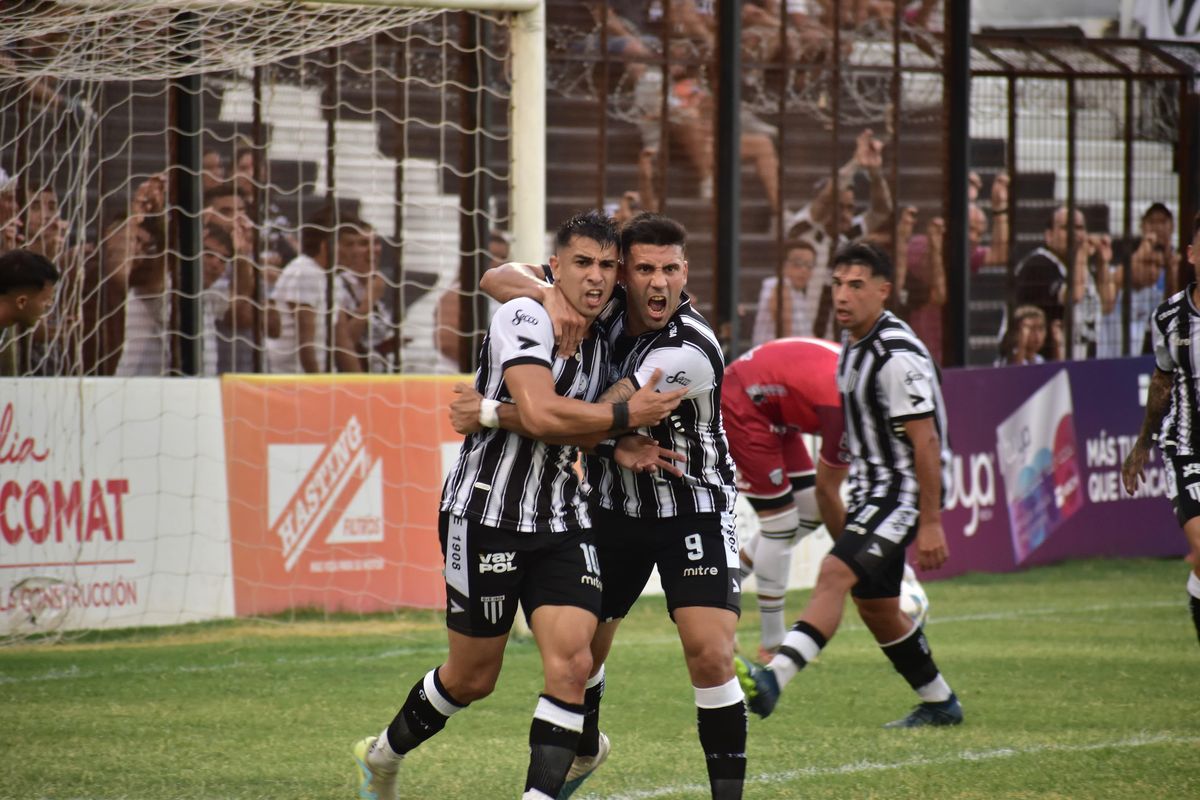 Leandro Ciccolini festeja el gol de Gimnasia y Esgrima  junto a Luis Silba.