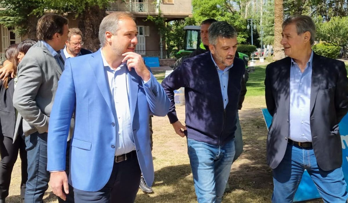 El intendente de Maipú, Matías Stevanato, junto al ministro de Desarrollo Social, Juan Zabaleta, y el diputado electo Omar Félix.