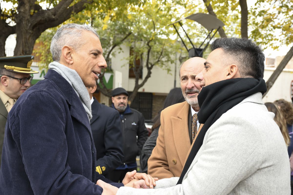 El ministro de Desarrollo Económico y Productivo de Río Negro, Carlos Banacloy, junto a su par de Producción mendocino, Rodolfo Vargas Arizu, saluda a Marcos Calvente. El ministro de Desarrollo Económico y Productivo de Río Negro, Carlos Banacloy, junto a su par de Producción mendocino, Rodolfo Vargas Arizu, saluda a Marcos Calvente.