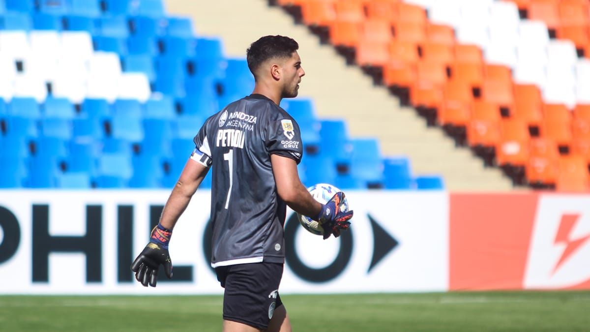 Franco Petroli, se refirió al penal que le atajó al delantero de San Lorenzo Francisco Fydriszewki. Franco Petroli, se refirió al penal que le atajó al delantero de San Lorenzo Francisco Fydriszewki.